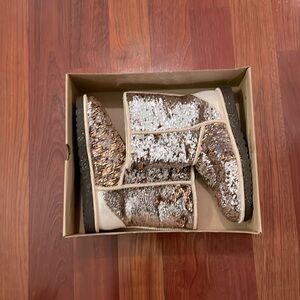 UGG W / CLASSIC SHORT SPARKLES 1018571 W / CHMP, WORN ONCE - SIZE 11